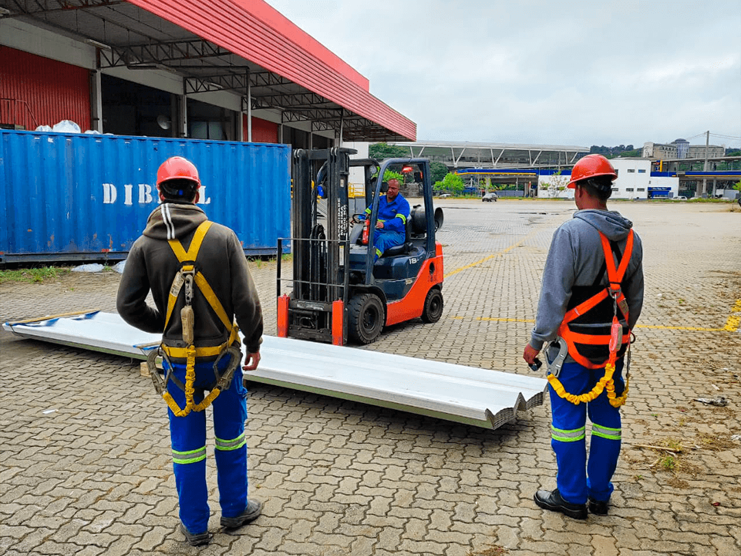 Profissional de segurança do trabalho realizando avaliação técnica em campo